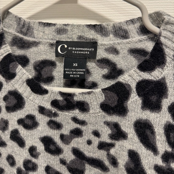 Bloomingdales Women’s XS 100% 2 -Ply Cashmere Animal Print Crew Neck Pullover - Picture 3 of 8